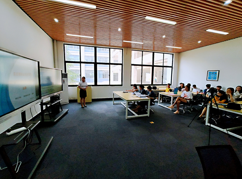 我校成功举办2019年大学生职业规划大赛决赛1 6-18-1_副本1.jpg 我校成功举办2019年大学生职业规划大赛决赛1 6-18-1_副本1.jpg